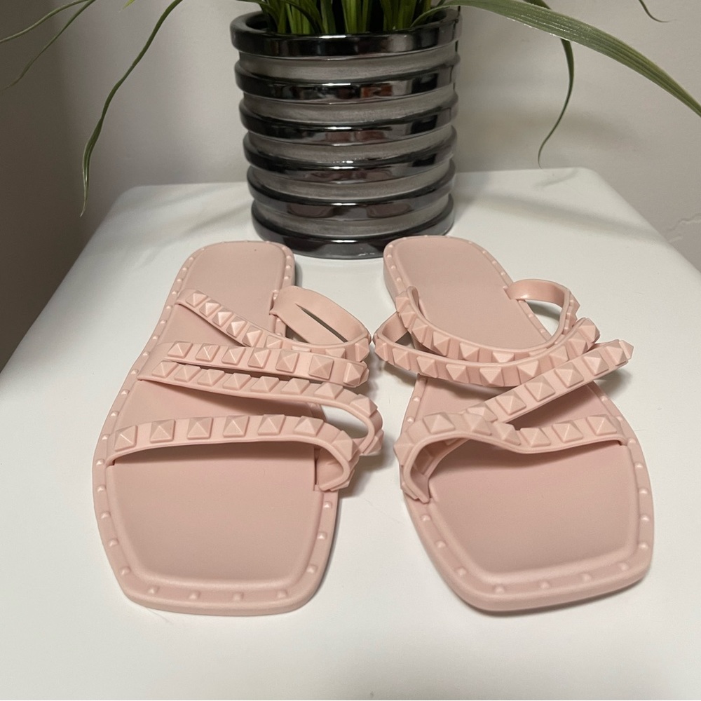 NWOT Women’s pink studded sandals size 8